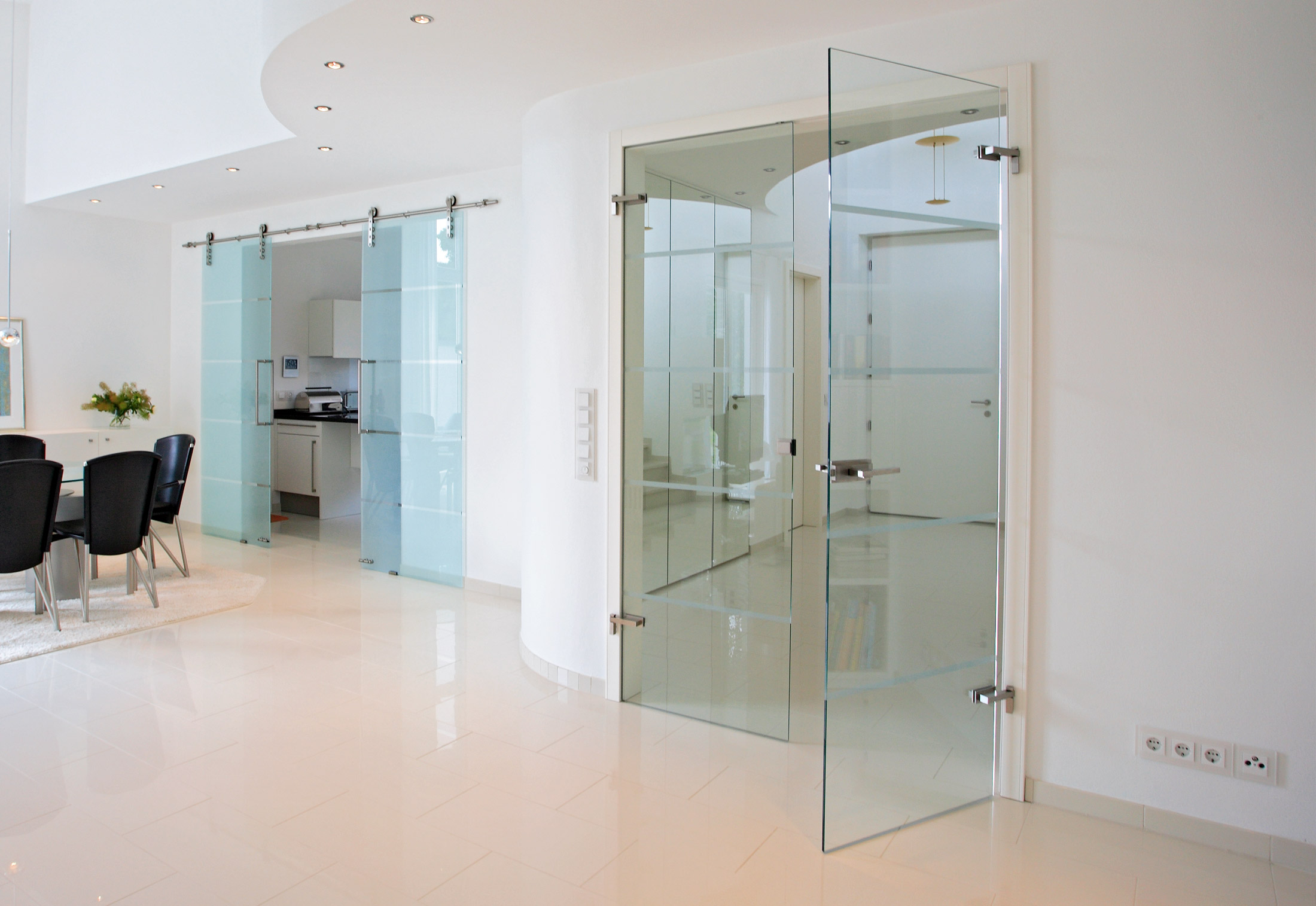 Стеклянные двери